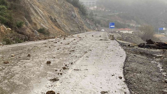 Heyelanın Meydana Geldiği Karayolu Ulaşıma Açılmayı Bekliyor