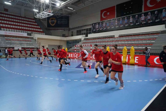 A Milli Kadın Hentbol Takımı’nın Kampı Devam Ediyor