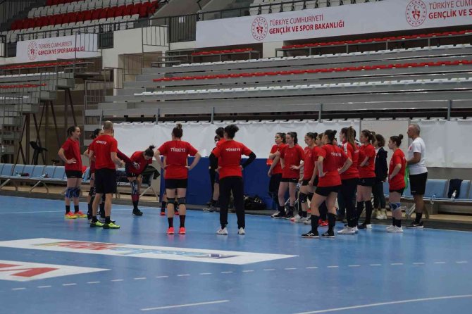 A Milli Kadın Hentbol Takımı’nın Kampı Devam Ediyor