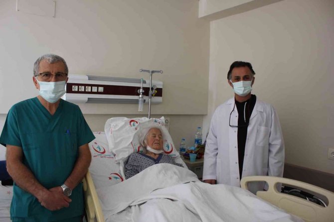 94 Yaşında Düştü Kalçasını Kırdı, Ertesi Gün Yürüdü