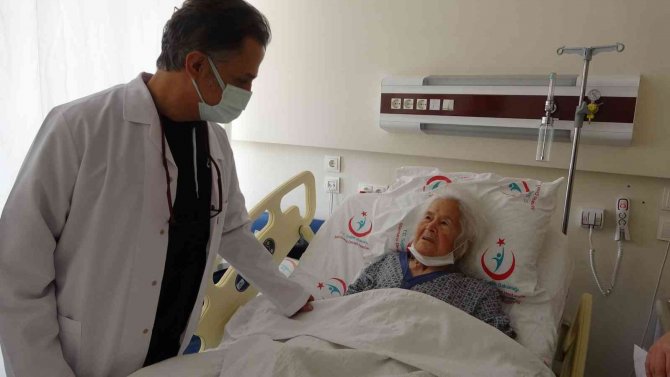 94 Yaşında Düştü Kalçasını Kırdı, Ertesi Gün Yürüdü