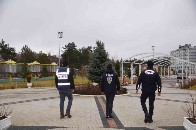Düzensiz Göçmen Denetiminde Belgeleri Olmayan 4 Kişi Yakalandı
