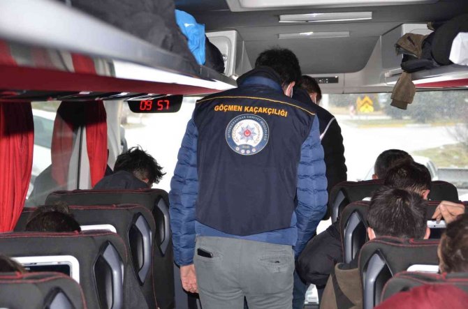 Düzensiz Göçmen Denetiminde Belgeleri Olmayan 4 Kişi Yakalandı