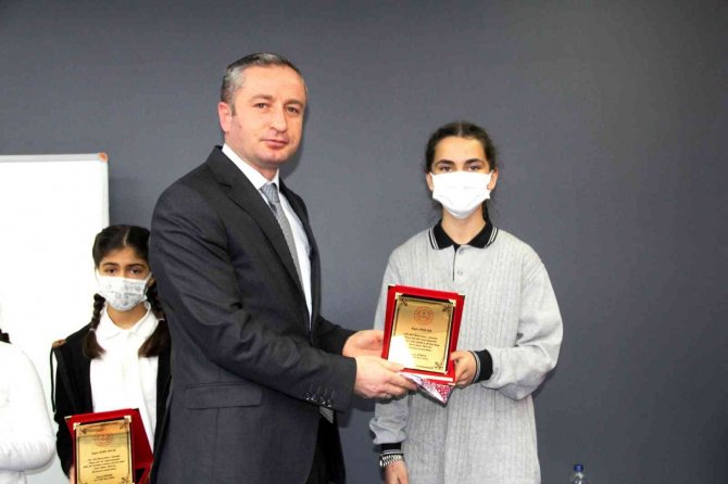 Ağrı Milli Eğitim Müdürü Kökrek, En Çok Kitap Okuyan Öğrencilerin Ödüllerini Verdi