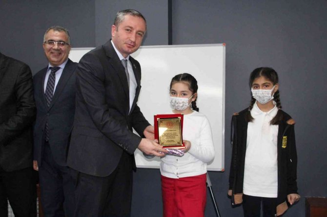 Ağrı Milli Eğitim Müdürü Kökrek, En Çok Kitap Okuyan Öğrencilerin Ödüllerini Verdi