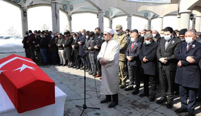 Korona Virüsten Hayatını Kaybeden Ağrılı Piyade Teğmen Gözyaşları Arasında Toprağa Verildi