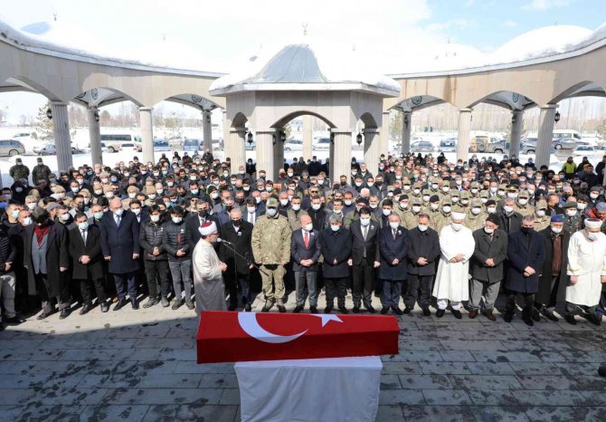 Korona Virüsten Hayatını Kaybeden Ağrılı Piyade Teğmen Gözyaşları Arasında Toprağa Verildi