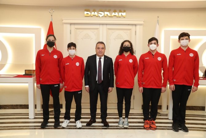 Başkan Böcek, Antalyaspor Yüzme Takımı’nı Ağırladı