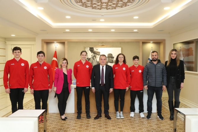 Başkan Böcek, Antalyaspor Yüzme Takımı’nı Ağırladı