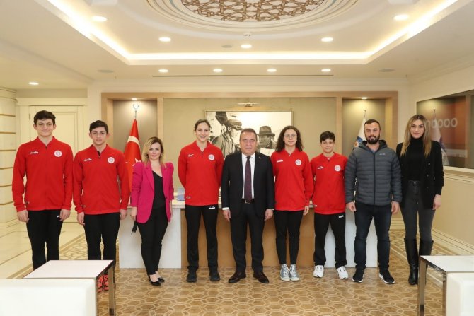 Başkan Böcek, Antalyaspor Yüzme Takımı’nı Ağırladı