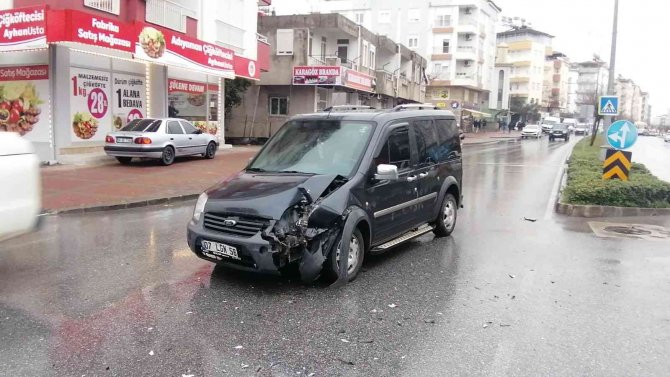 Hafif Ticari Araç 3 Tekerlekli Motosiklete Çarptı: 1 Yaralı