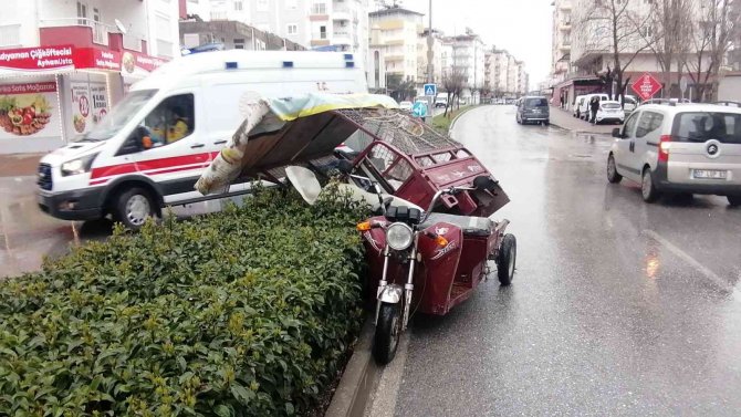 Hafif Ticari Araç 3 Tekerlekli Motosiklete Çarptı: 1 Yaralı
