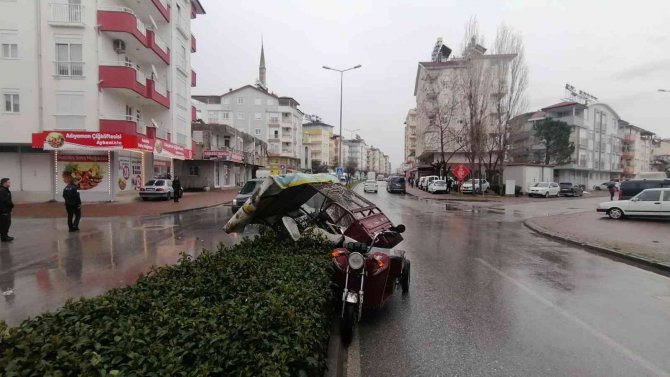 Hafif Ticari Araç 3 Tekerlekli Motosiklete Çarptı: 1 Yaralı