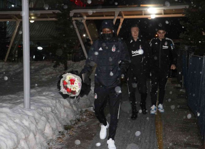 Beşiktaş Kafilesi 3 Saat Rötarın Ardından Sivas’a Ulaştı!