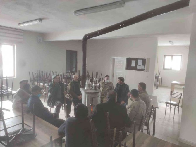 Jandarma, Köylerde Bilgilendirme Çalışması Yaptı