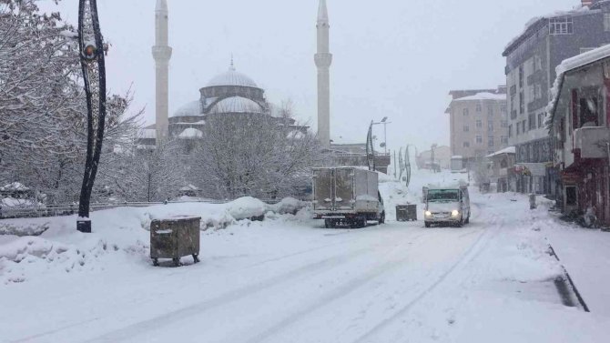 Karlıova’da Kar Yağışı Etkili Oldu