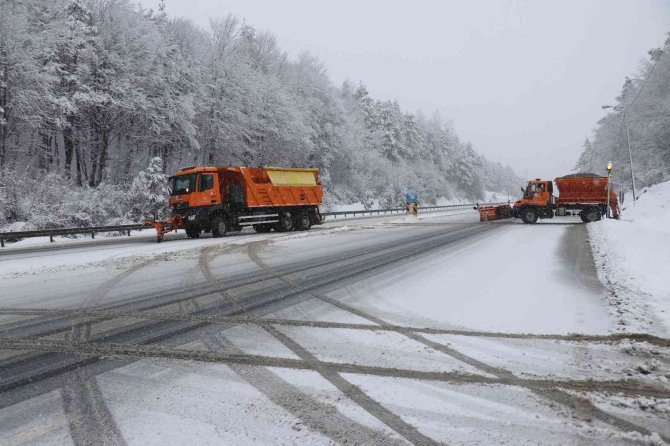 Bolu Dağı’nda Kar Yağışı Devam Ediyor