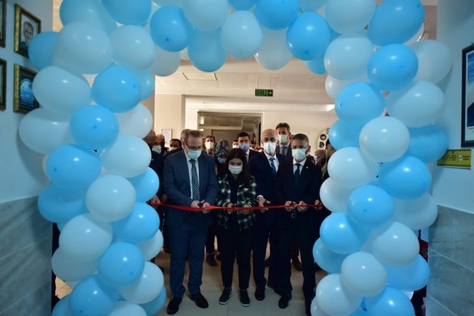 Hayırsever İş Adamı Mezun Olduğu Liseye Kütüphane Kazandırdı