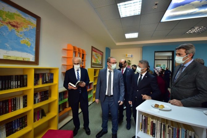 Hayırsever İş Adamı Mezun Olduğu Liseye Kütüphane Kazandırdı