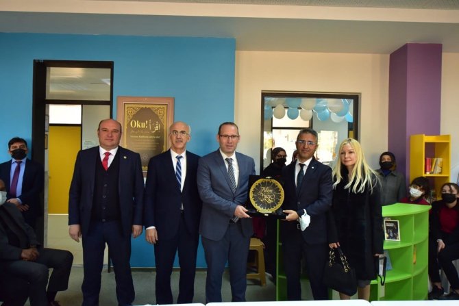 Hayırsever İş Adamı Mezun Olduğu Liseye Kütüphane Kazandırdı