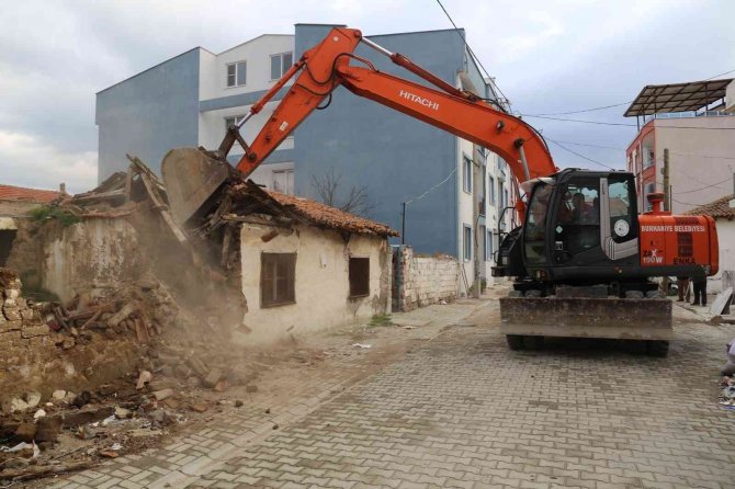 Metruk Binaların Yıkımı Başladı