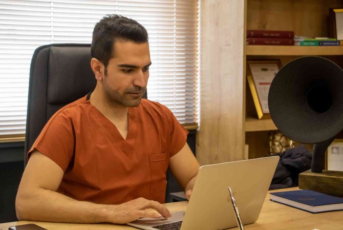 Op. Dr. Deniz Dilek: "Erkekler Sağlık İçin, Kadınlar İse Dış Görünüş İçin Burun Estetiği Yaptırıyor "