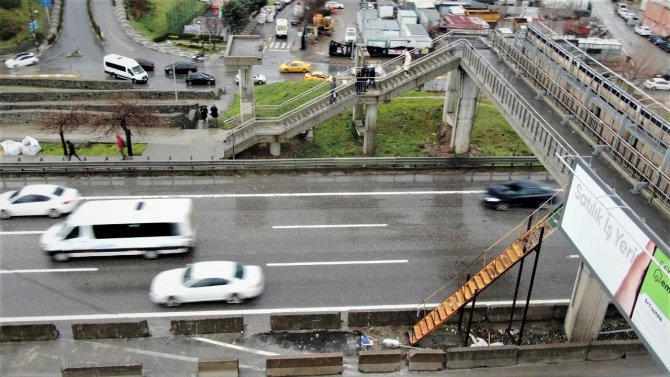 D-100 Karayolunda Orta Refüje İnen Merdiven Görenleri Hayrete Düşürüyor