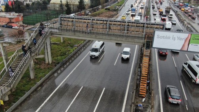 D-100 Karayolunda Orta Refüje İnen Merdiven Görenleri Hayrete Düşürüyor