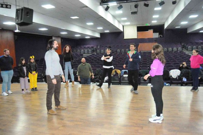 Ünlü Oyuncu Ünal Yeter: “Okumak, Sahnede Oyun Oynamak Kadar Önemli”