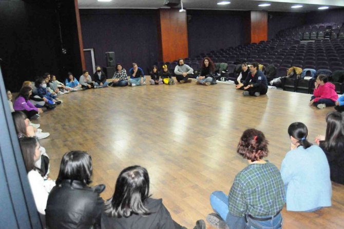 Ünlü Oyuncu Ünal Yeter: “Okumak, Sahnede Oyun Oynamak Kadar Önemli”