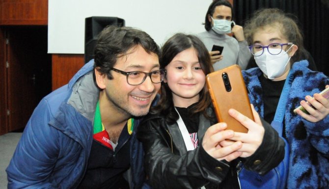 Ünlü Oyuncu Ünal Yeter: “Okumak, Sahnede Oyun Oynamak Kadar Önemli”