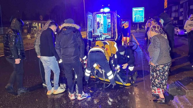 Sağanak Yağışta Otomobil Bisikletliye Çarptı: 1 Yaralı