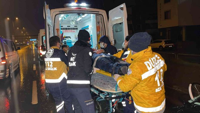 Sağanak Yağışta Otomobil Bisikletliye Çarptı: 1 Yaralı