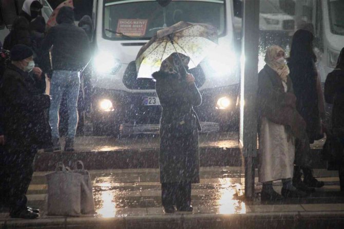 Elazığ’da Sağanak Yağış Etkili Oldu