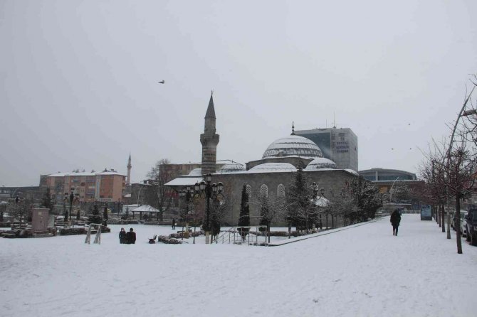 Erzurum’da Kış Geri Döndü