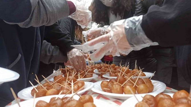 Liseli Gençler Cemaate Lokma Dağıttı