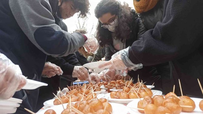 Liseli Gençler Cemaate Lokma Dağıttı