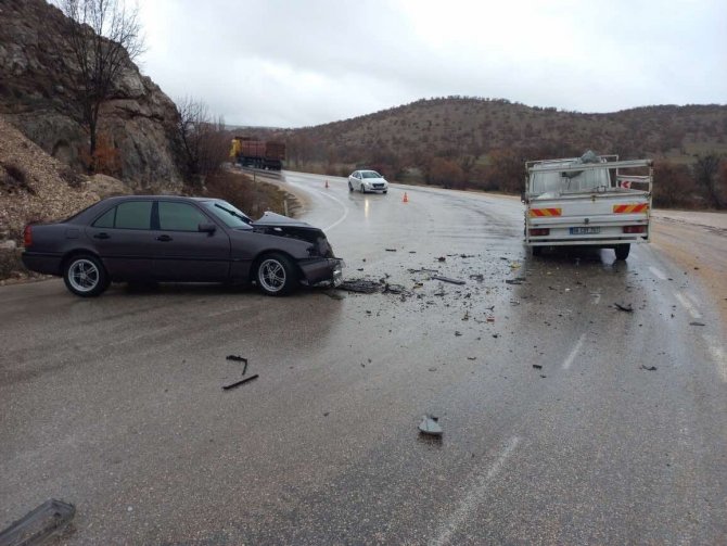 Otomobille Kamyonet Çarpıştı: 2 Yaralı