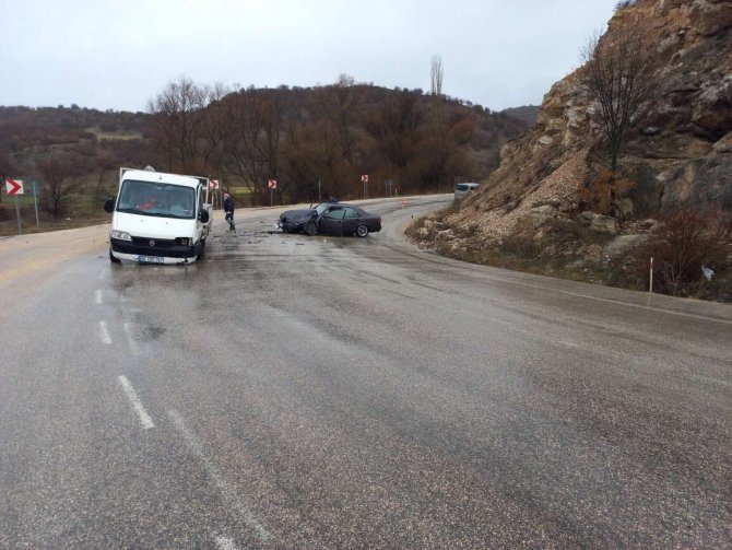 Otomobille Kamyonet Çarpıştı: 2 Yaralı