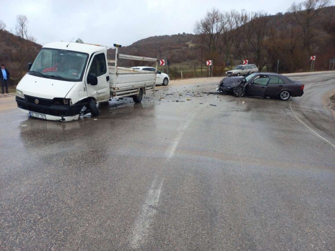 Otomobille Kamyonet Çarpıştı: 2 Yaralı