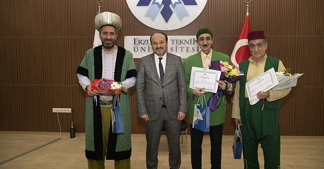 Etü’de Yeni Dönem Tiyatro Gösterisi İle Açıldı