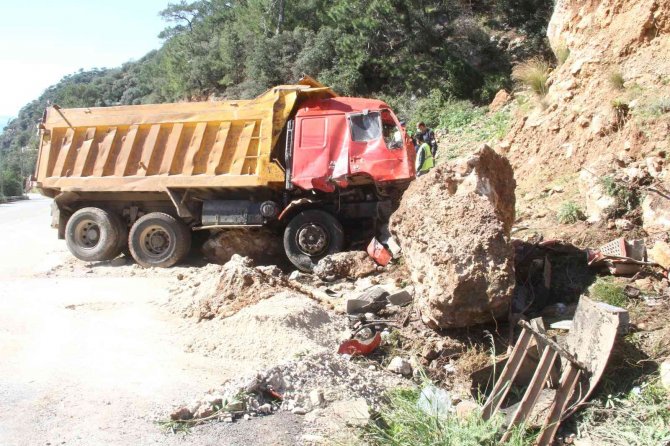 Freni Boşalan Kamyon Dağa Çarptı, Sürücü Ağır Yaralandı
