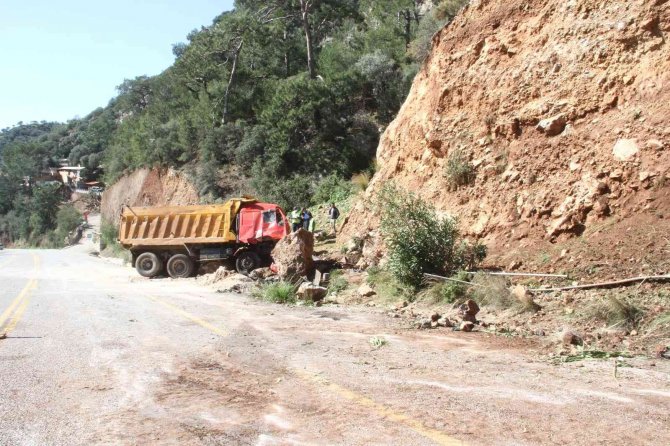 Freni Boşalan Kamyon Dağa Çarptı, Sürücü Ağır Yaralandı
