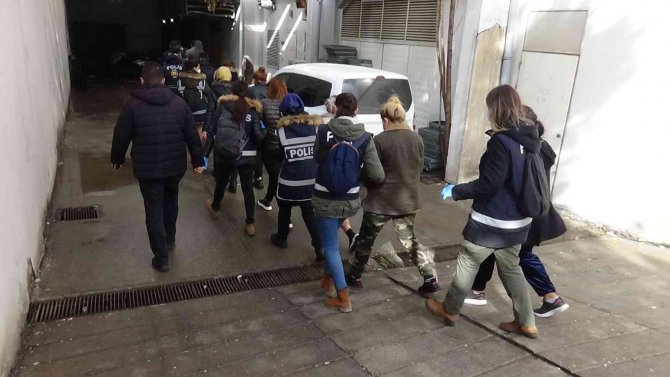 Fuhuş Operasyonunda Gözaltına Alınan 17 Şüpheli Adliyeye Sevk Edildi