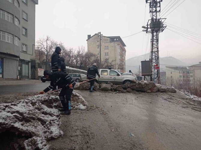 Hakkari’de İstinat Duvarları Çöktü