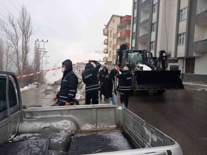 Hakkari’de İstinat Duvarları Çöktü