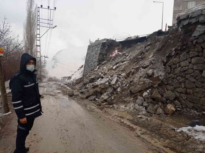 Hakkari’de İstinat Duvarları Çöktü