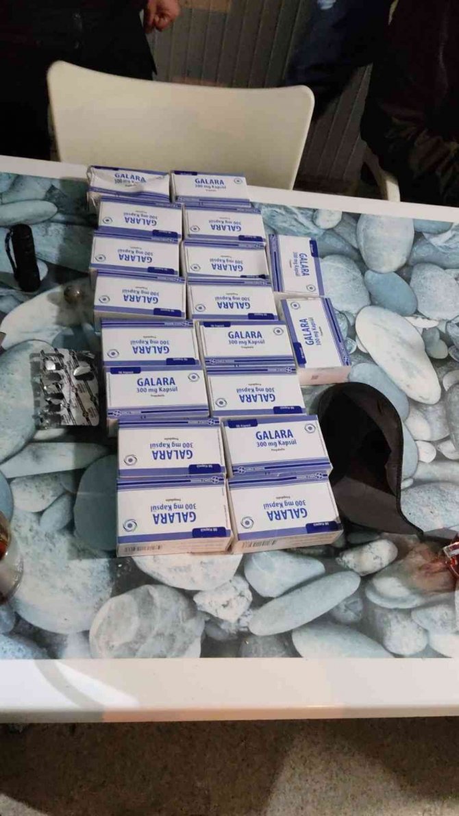 Şüpheli Araçtan Yeşil Reçeteye Tabi Yüzlerce Hap Çıktı: 2 Gözaltı