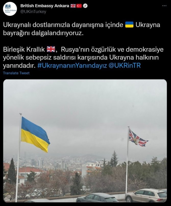 İ̇ngiltere Büyükelçiliği Büyükelçilik Yerleşkesine Ukrayna Bayrağı Astı