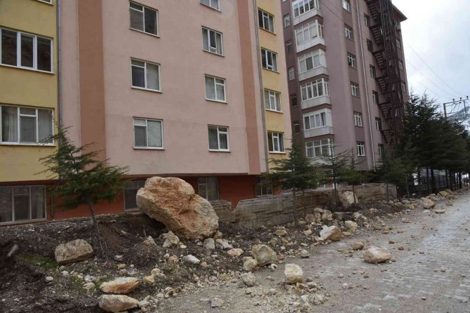 Karlar Eriyip, Buzlar Çözülünce Dev Kaya Parçaları Evleri Tehdit Etmeye Başladı